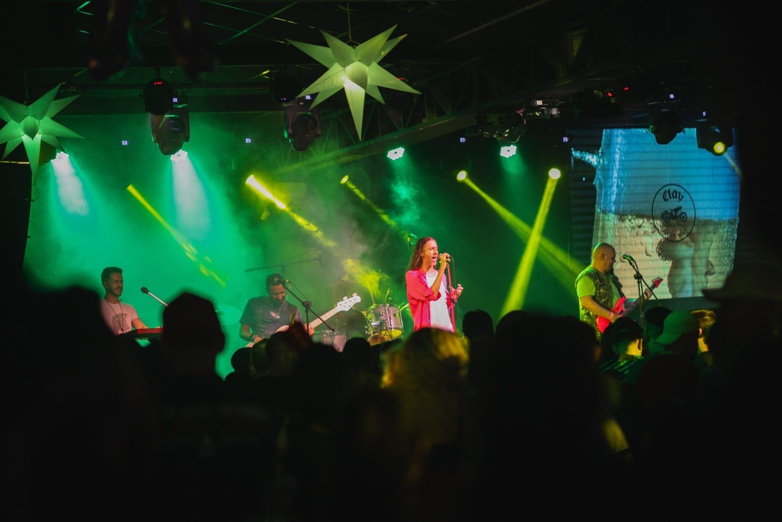 Público lotado e vocalista em show de rock ao vivo no Clay Highway Bar, Curitiba
